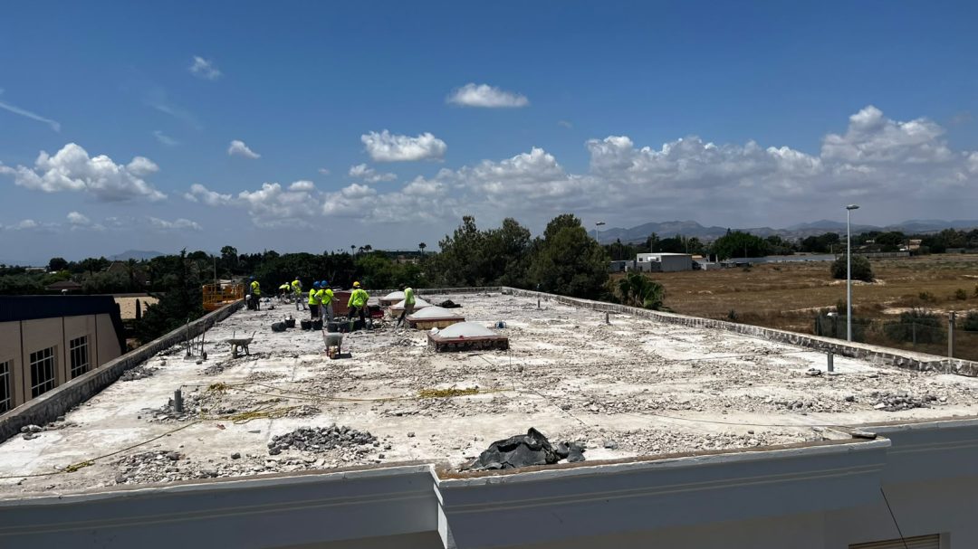 Cubierta y montaje de nuevas aulas CEU Alicante 2 Cubierta y montaje de nuevas aulas CEU Alicante