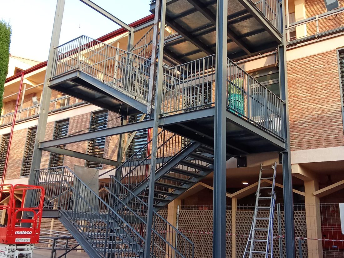 Escaleras de emergencia y rampas en CEU Jesús María Alicante 3 Escaleras de emergencia y rampas en CEU Jesús María Alicante
