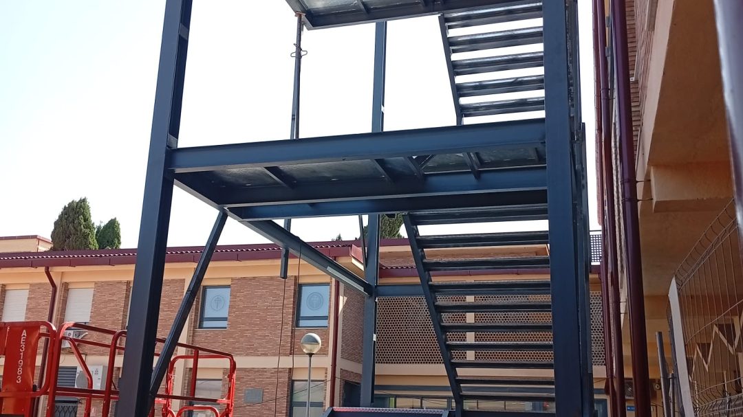 Nueva escalera de evacuación en el colegio CEU Jesús María Alicante 1 Nueva escalera de evacuación en el colegio CEU Jesús María Alicante
