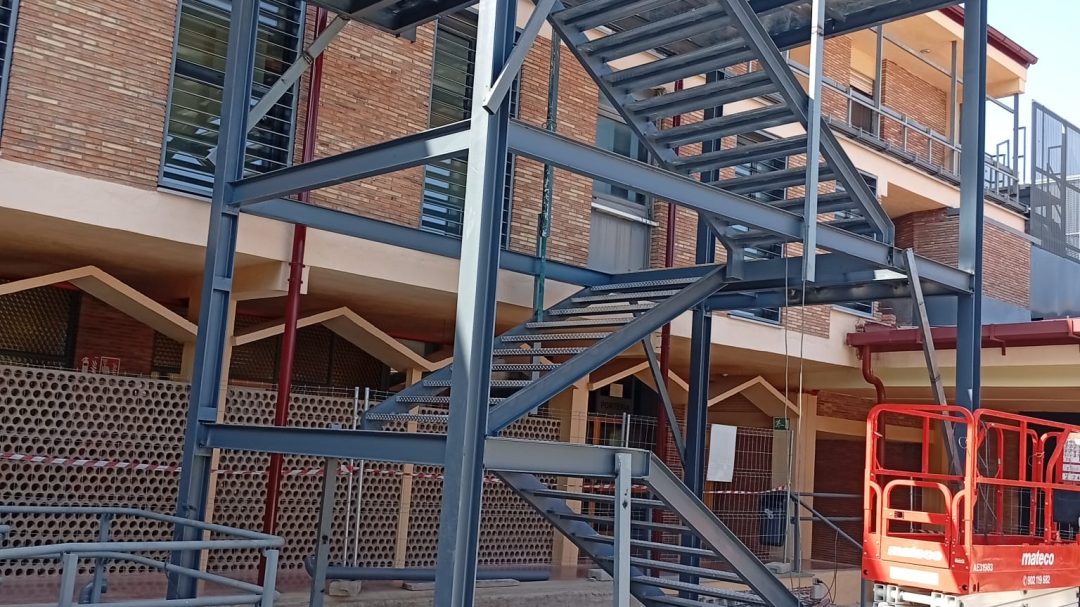Nueva escalera de evacuación en el colegio CEU Jesús María Alicante 3 Nueva escalera de evacuación en el colegio CEU Jesús María Alicante